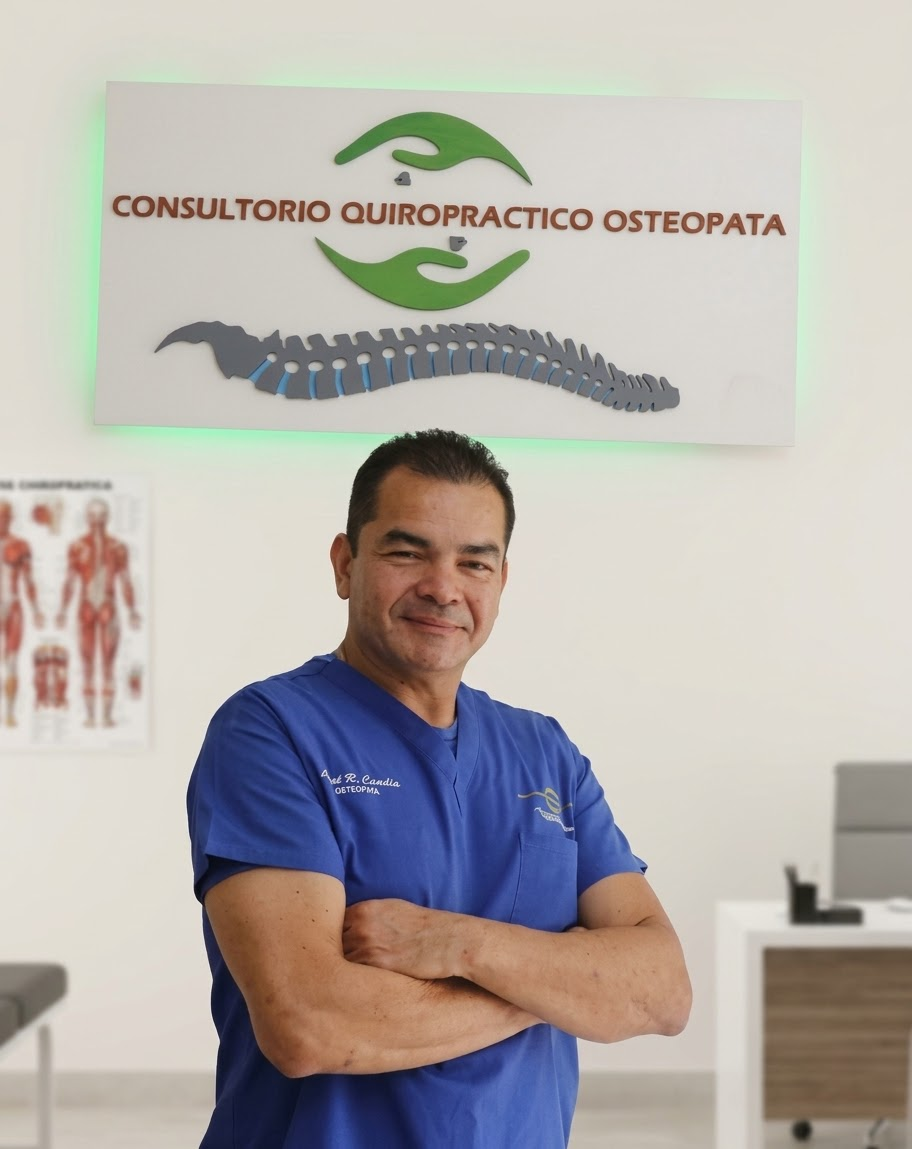 Fotografía proporcionada del interior del consultorio con una persona vestida con uniforme clínico